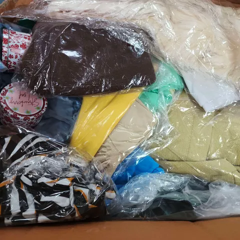 APPROXIMATELY 20 ASSORTED WOMENS CLOTHING ITEMS IN VARIOUS SIZES & STYLES