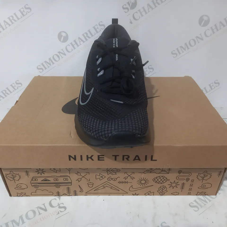 BOXED PAIR OF NIKE JUNIPER TRAIL 2 GTX SHOES IN BLACK UK SIZE 9