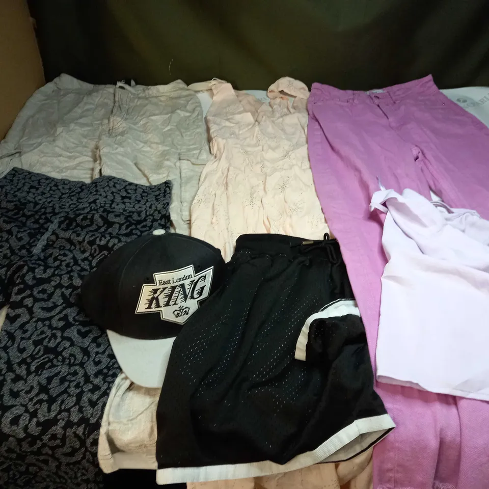 LARGE QUANTITY OF CLOTHING ITEMS TO INCLUDE DRESSES, SWEATERS, JEANS, T-SHIRTS, ETC