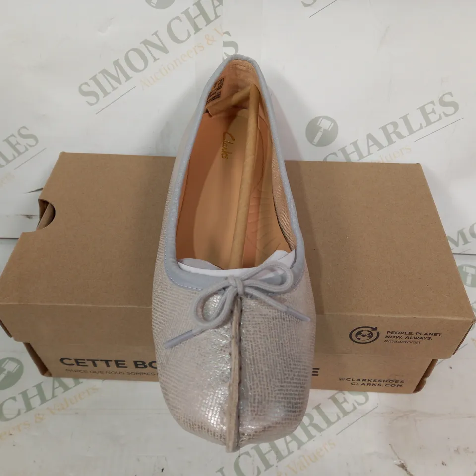 BOXED PAIR OF CLARKS FRECKLE ICE SLIP-ON SHOES IN METALLIC SILVER UK SIZE 4
