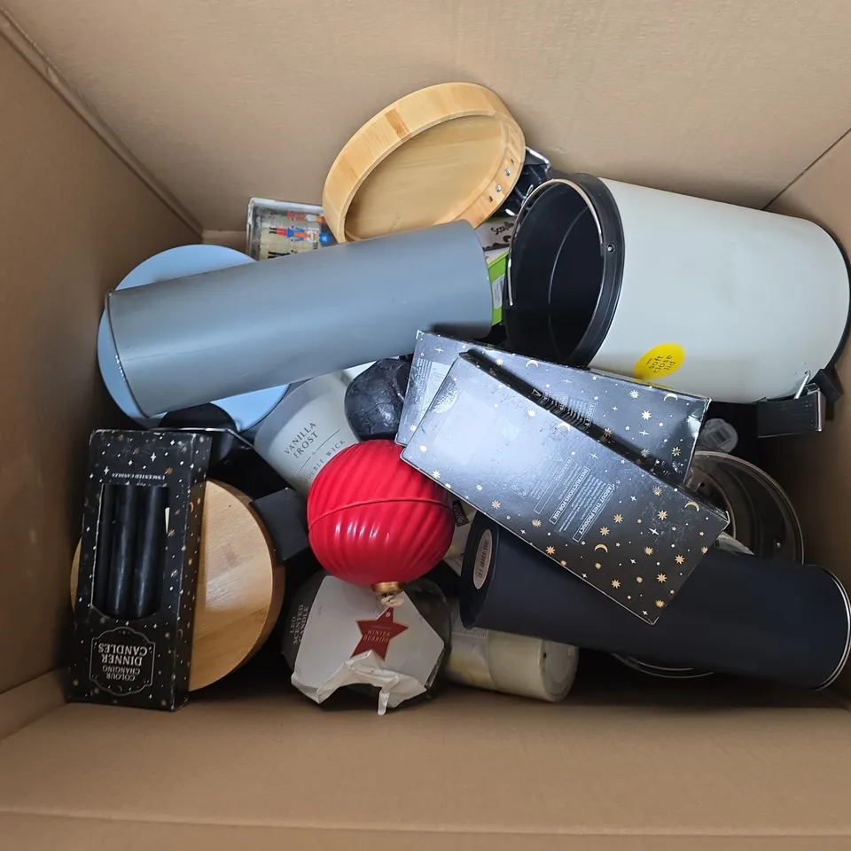 APPROXIMATELY 20 ASSORTED ITEMS TO INCLUDE SCENTED CANDLES, TOILET BRUSH, CLOTHES HANGERS, ETC - COLLECTION ONLY