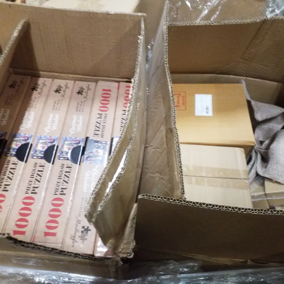 PALLET CONTAINING ASSORTED CHRISTMAS DECORATIONS INCLUDING WOODEN 3 STAR TRAYS, FELT LETTER Q, PLACE MATS, 1000 PIECE JIGSAWS & MACHE DECORATIONS