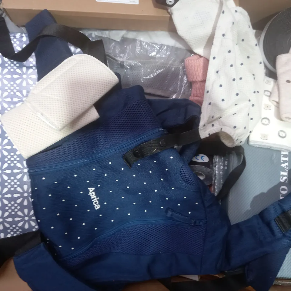 BOX OF APPROXIMATELY 20 ASSORTED HOUSEHOLD ITEMS TO INCLUDE DRAUGHT TAPE, PRINTED V PILLOW CASE, FIRE EXIT SIGNS, ETC