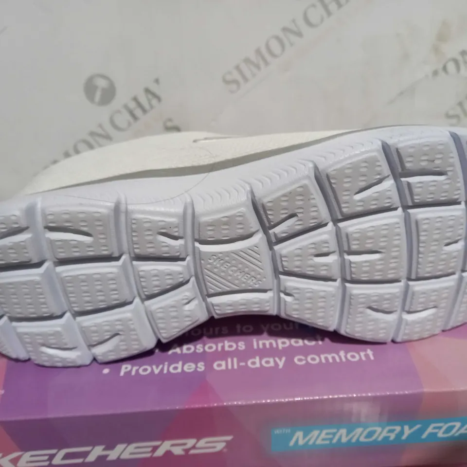 BOXED PAIR OF SKECHERS SUMMITS LEOPARD SPOT BUNGEE SLIP ON WHITE TRAINERS - SIZE 7