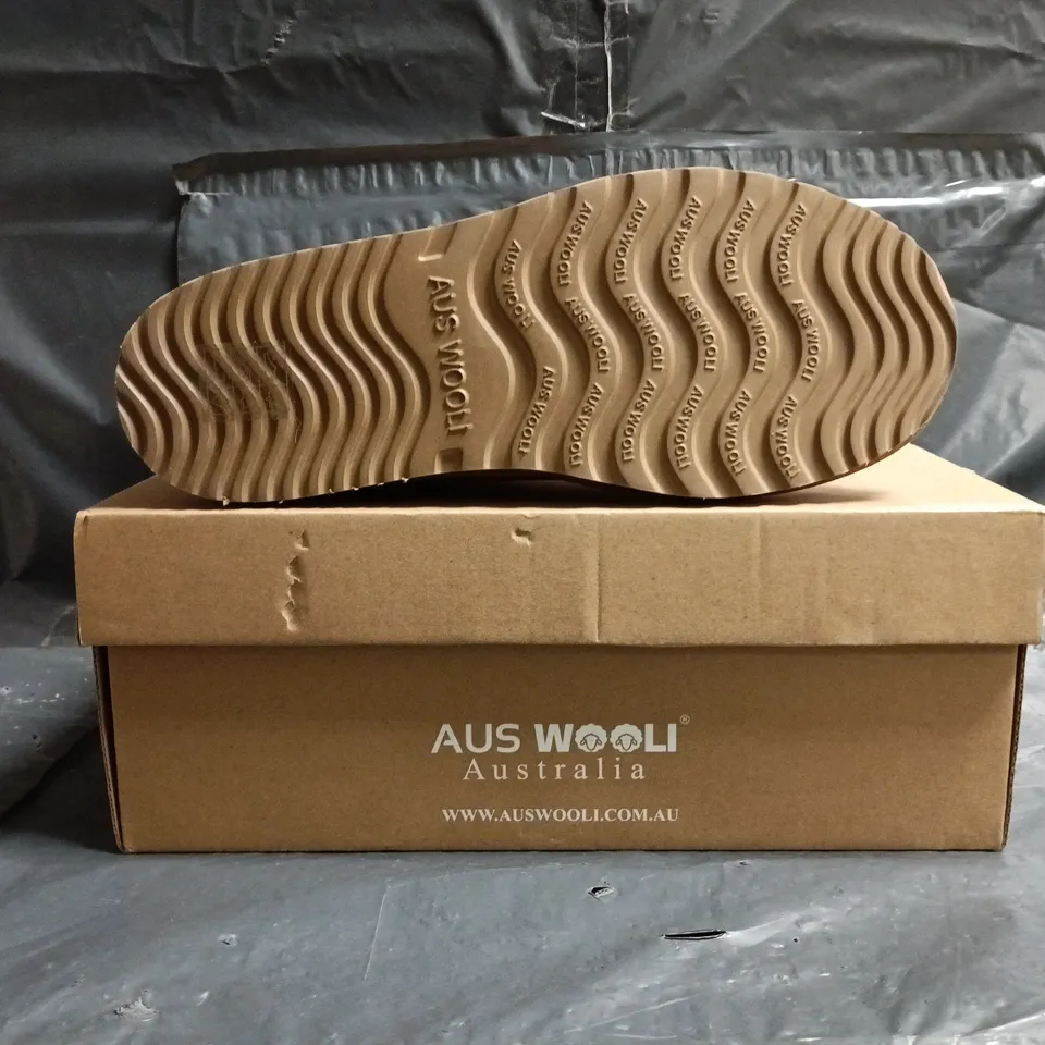 BOXED PAIR OF AUS WOOLI BONDI SHOES IN CHESTNUT SIZE UK 5