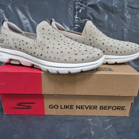 BOXED PAIR OF SKECHERS GO WALK LIMELIGHT PREMIUM FLAT KNIT SLIP ON TRAINER IN TAUPE SIZE 4.5