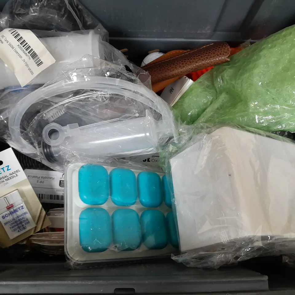 BOX OF APPROXIMATELY 14 ASSORTED ITEMS TO INCLUDE - SANDING BELT , THE SQUIDGY , FURNISHING BRUSH ETC