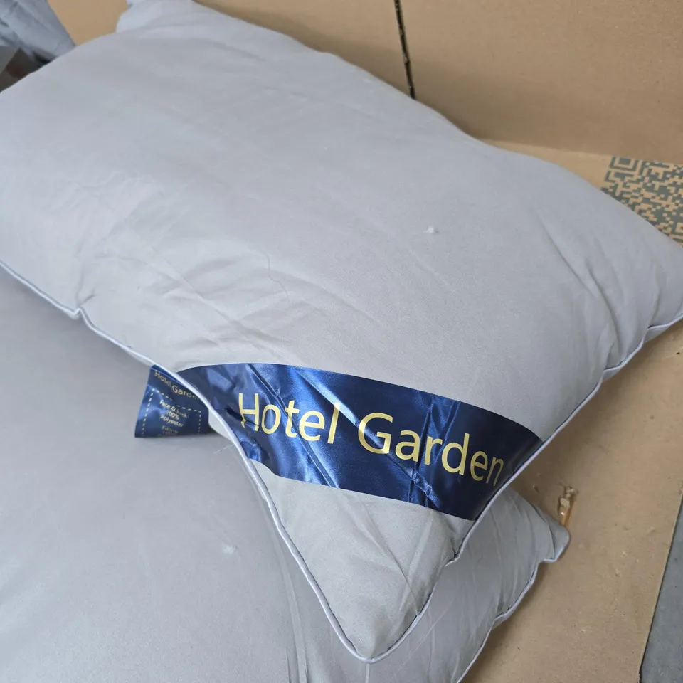 2X HOTEL GARDEN PILLOWS