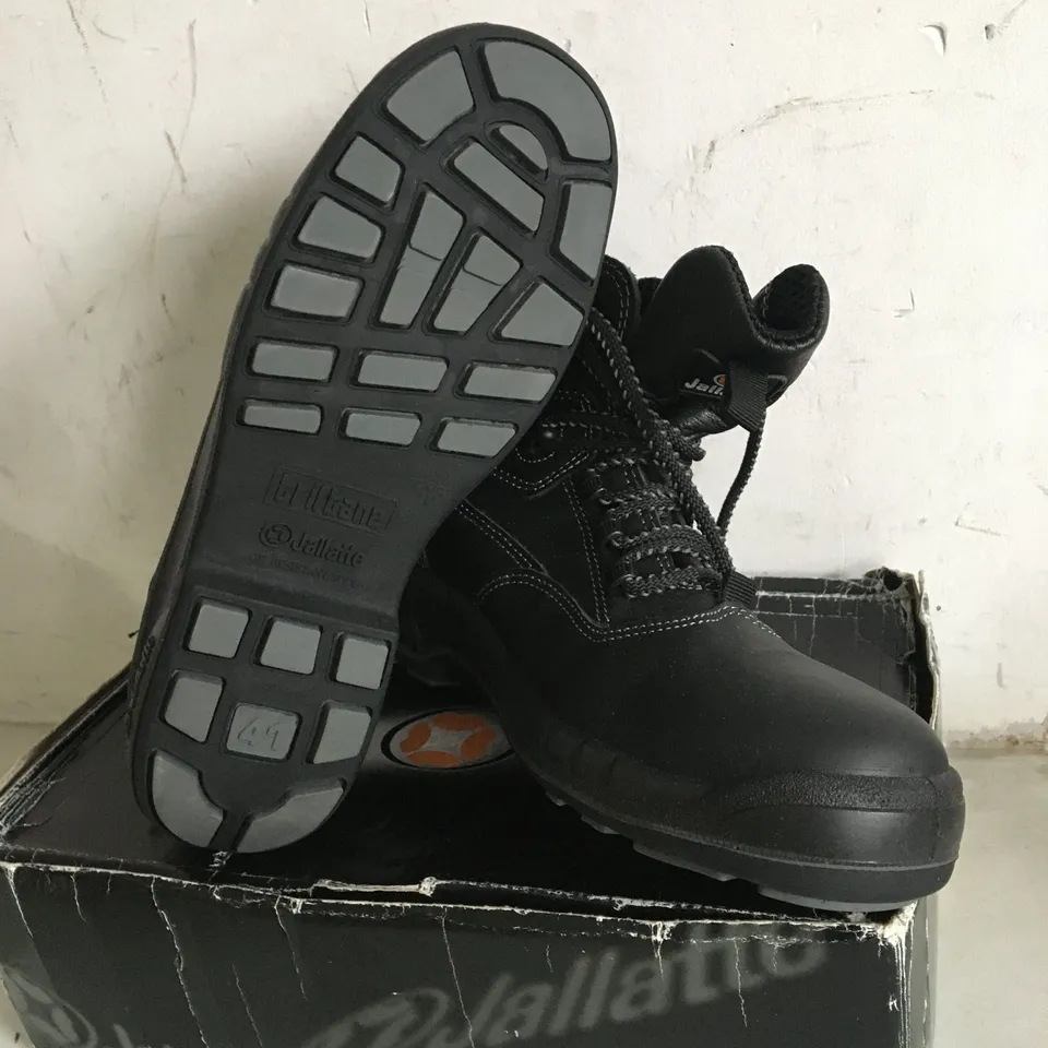 BOXED PAIR OF SIZE 7 JALLATTE BLACK SAFETY SHOES 