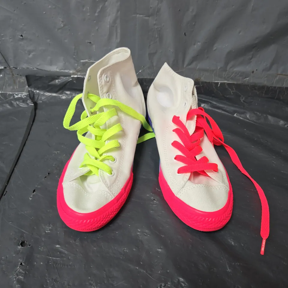 UNBOXED PAIR OF CONVERSE LACE SHOES IN WHITE MULTI - UK 5