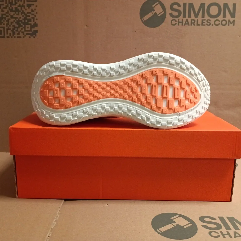 BOXED PAIR OF NIKE WOMEN'S VOMERO PLUS TRAINERS IN SAIL/HOT LAVA/WHITE SIZE UK 6