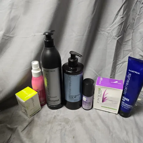 APPROXIMATELY 20 ASSORTED HEALTH & BEAUTY PRODUCTS TO INCLUDE MATRIX BRASS OFF BLONDE THREESOME, BIOLAGE CERA-REPAIR, MINERAL BOOSTER, ETC - COLLECTION ONLY