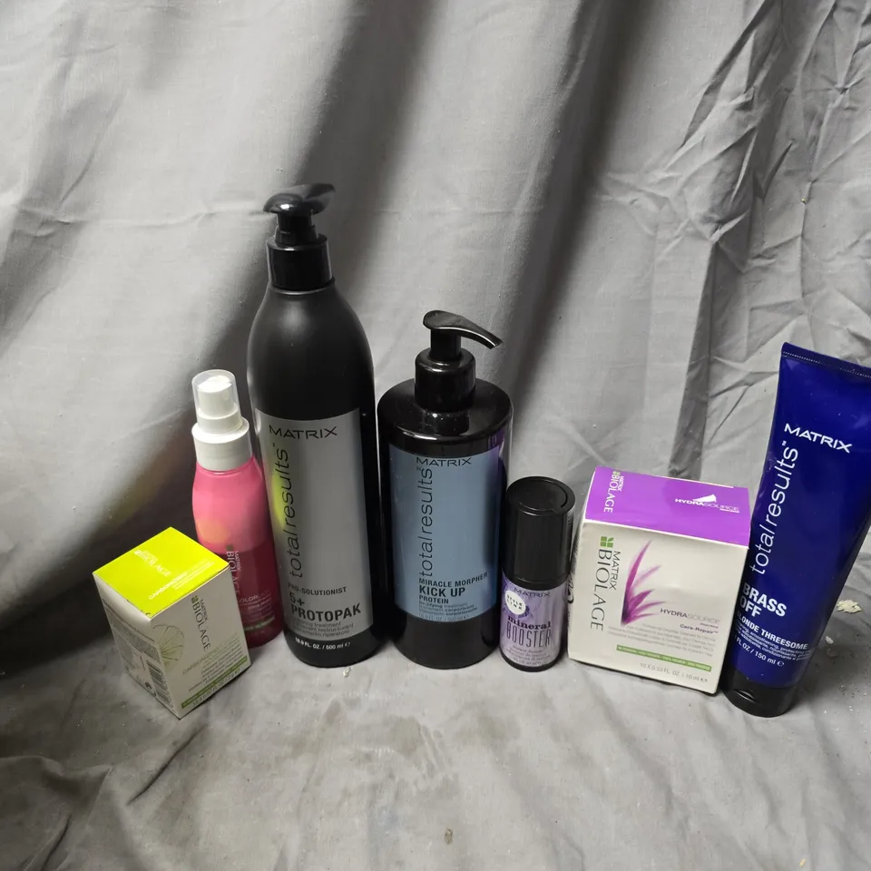 APPROXIMATELY 20 ASSORTED HEALTH & BEAUTY PRODUCTS TO INCLUDE MATRIX BRASS OFF BLONDE THREESOME, BIOLAGE CERA-REPAIR, MINERAL BOOSTER, ETC - COLLECTION ONLY