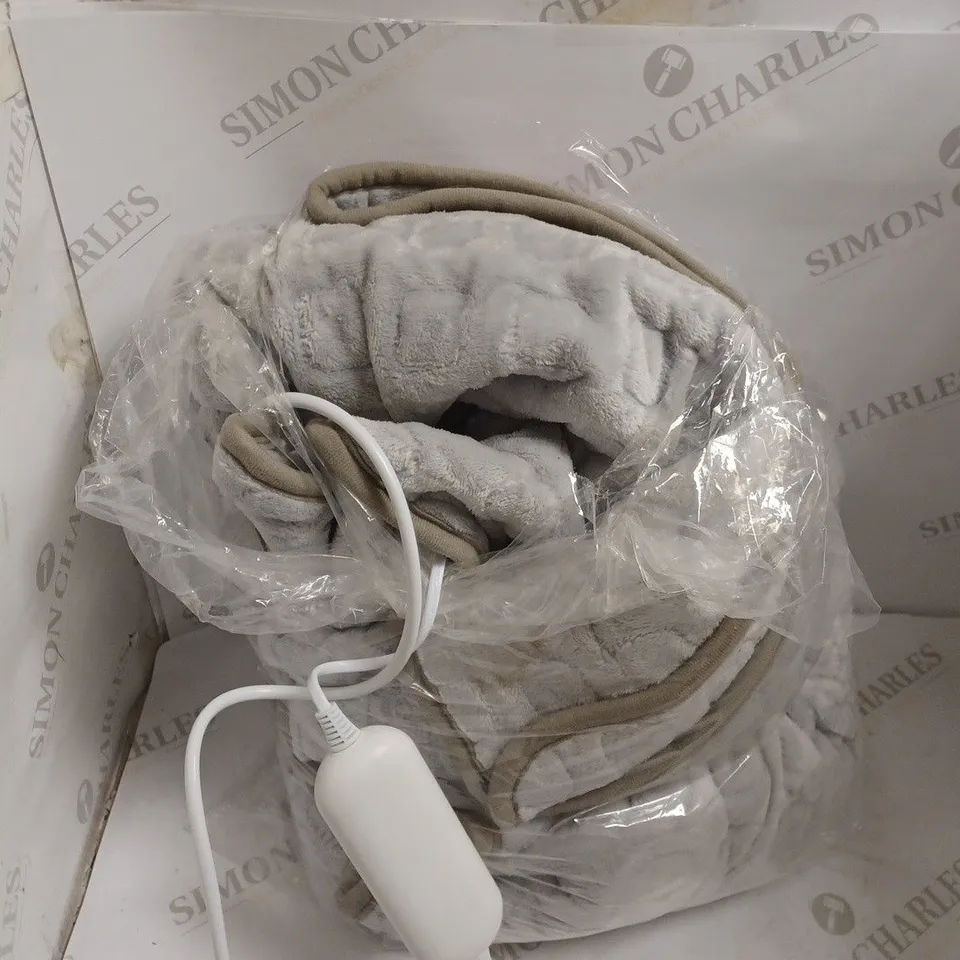 GREY PLUSH HEATED BLANKET