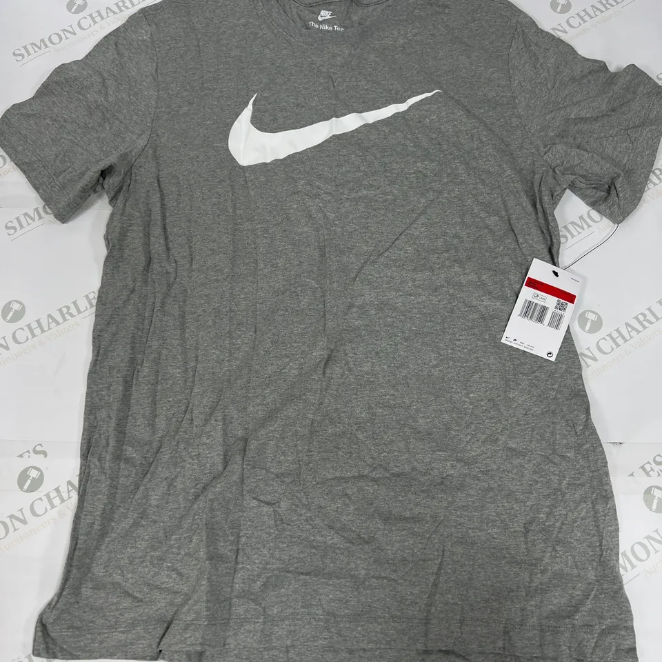 NIKE “THE NIKE TEE” T SHIRT IN GREY SIZE LARGE