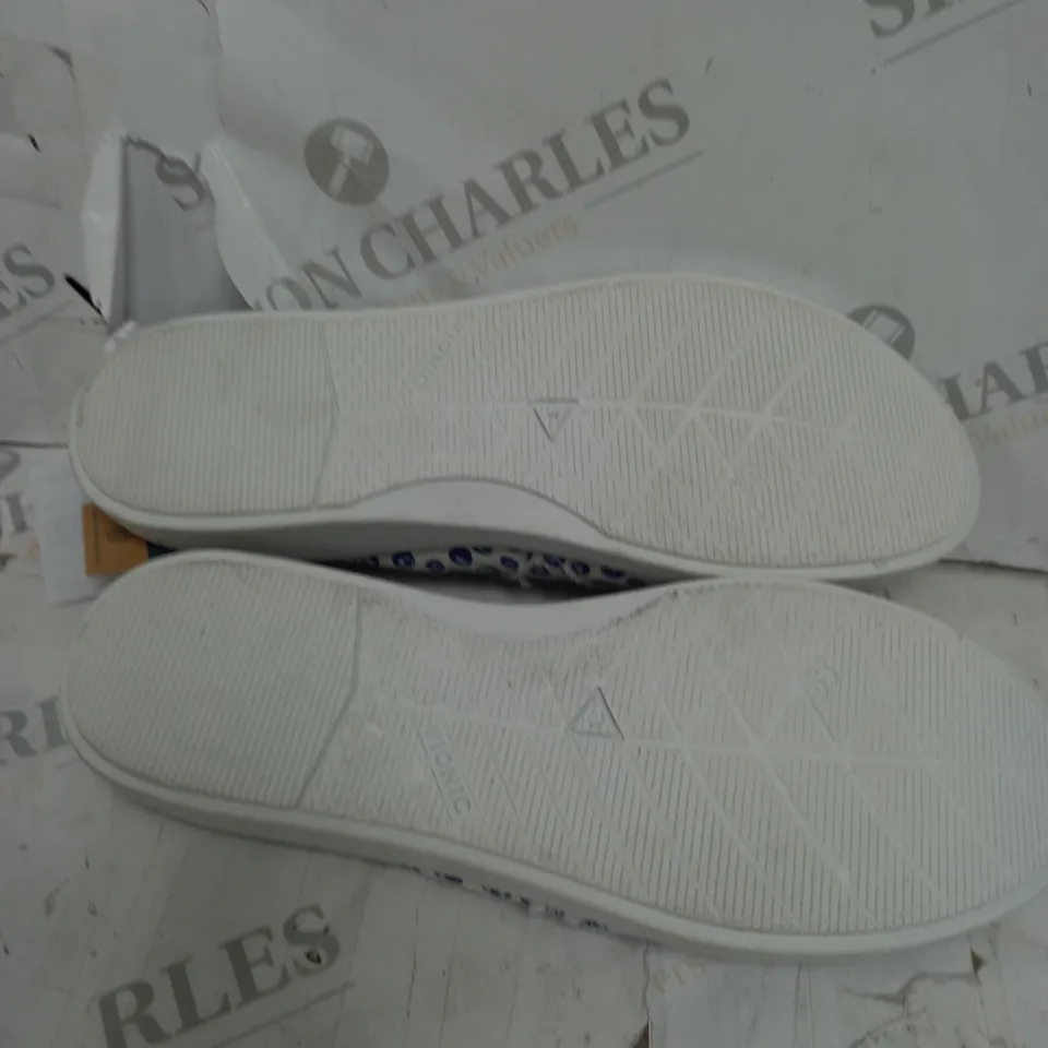VIONIC MALIBU SLIP ON SHOE - SIZE UK 6