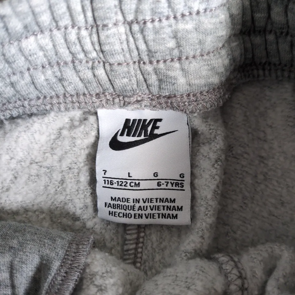 NIKE KIDS GREY FLEECE JOGGERS, UK 6-7 (116-122 CM)