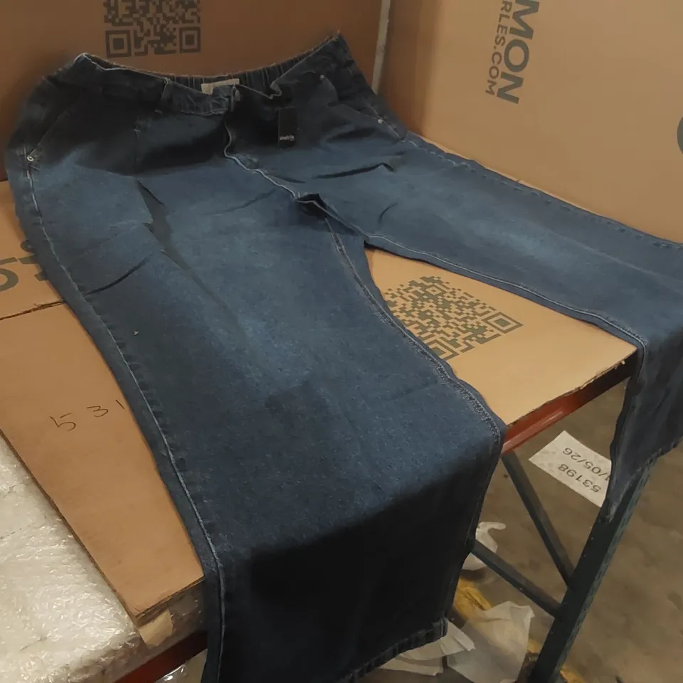 BOX CONTAINING APPROXIMATELY 11x BRAND NEW SIMPLY BE MID BLUE PLEAT DETAIL JEANS - SIZE 26L