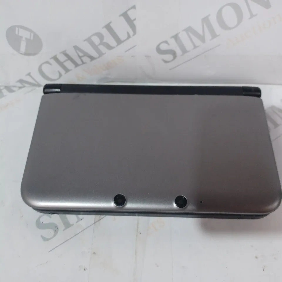 NINTENDO 3DS XL HANDHELD GAMES CONSOLE IN SILVER COLOUR