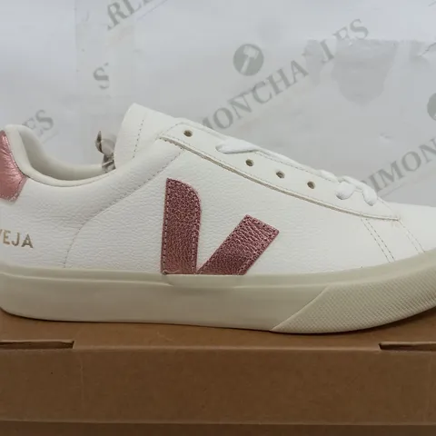 BOXED VELA COMPO CHROMEFREE LEATHER WHITE TRAINERS - UK 7