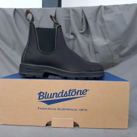 BOXED PAIR OF BLUNDSTONE ELASTIC SIDED BOOTS IN BLACK UK SIZE 4