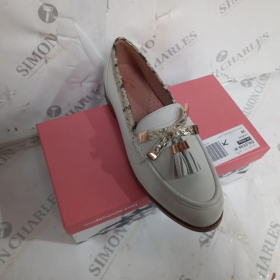 BOXED PAIR OF MODA IN PELLE ENLEENA WIDE SUEDE LOAFERS IN WHITE SIZE 39