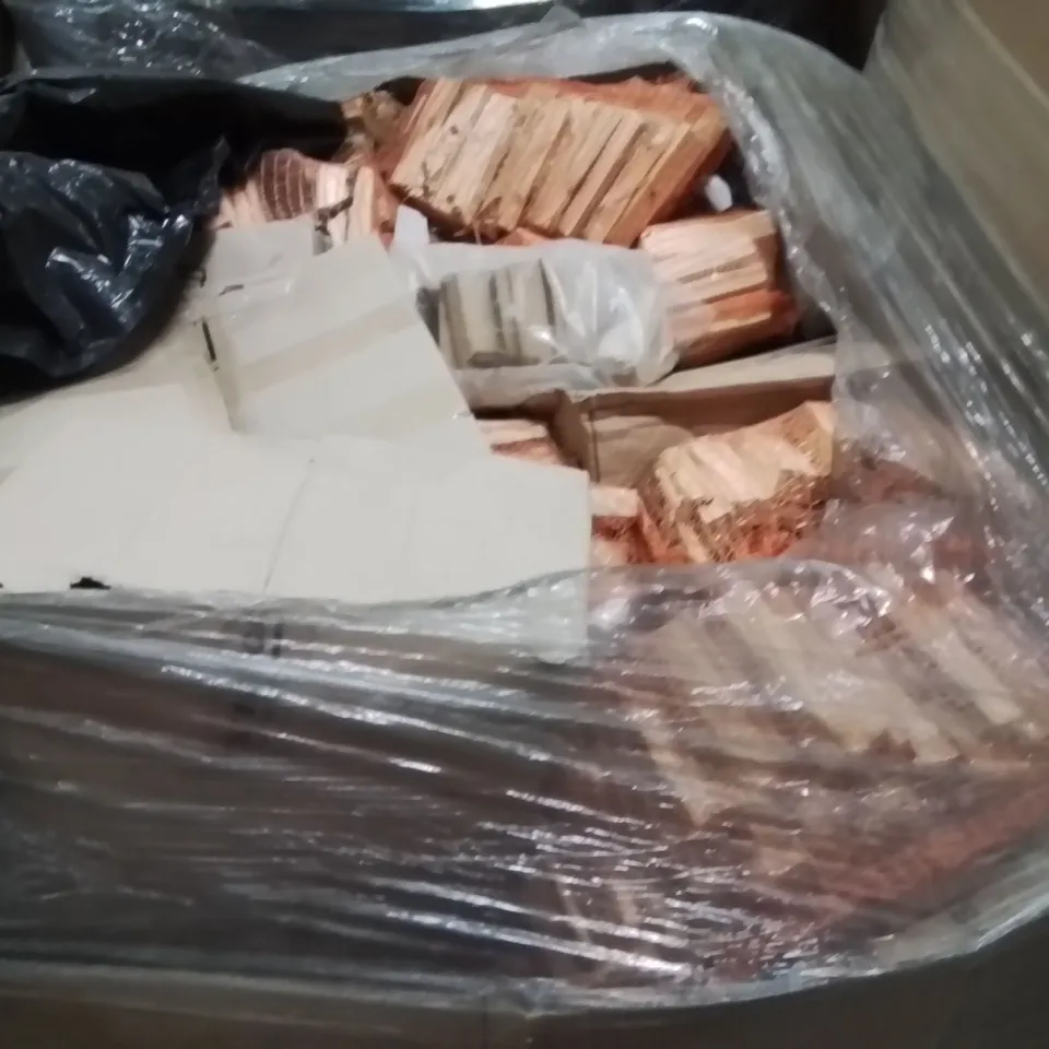 PALLET CONTAINING A LARGE QUANTITY OF WOOD LOGS