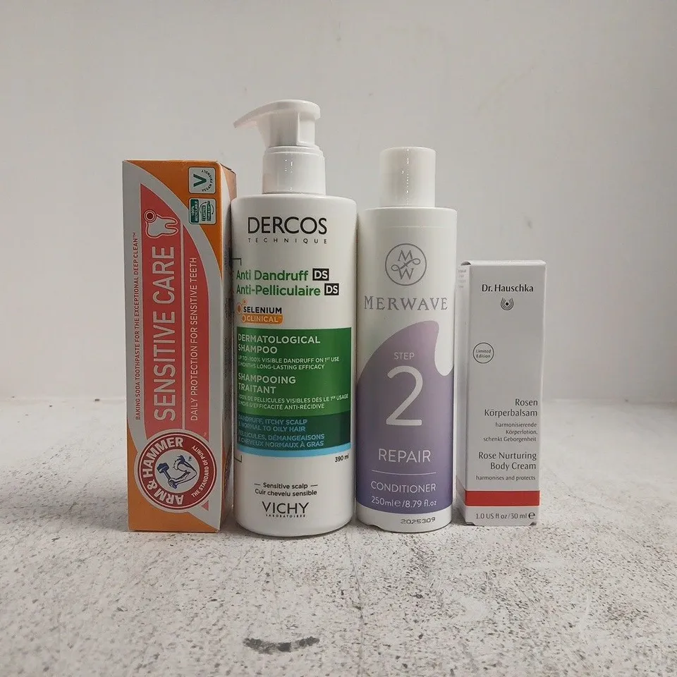 APPROXIMATELY 20 ASSORTED COSMETIC ITEMS INCLUDING VARIOUS MAKES AND BRANDS - COLLECTION ONLY