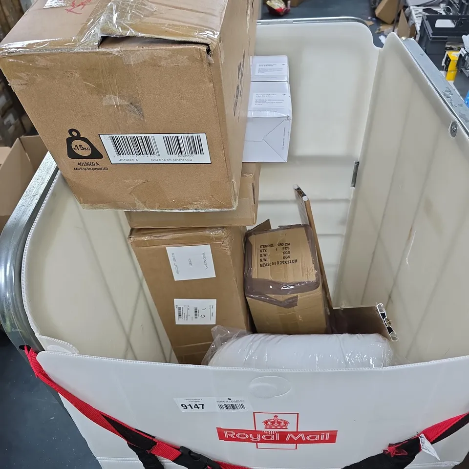 CAGE OF APPROXIMATELY 15 ASSORTED ITEMS TO INCLUDE: HAY AND DUVET INSERT