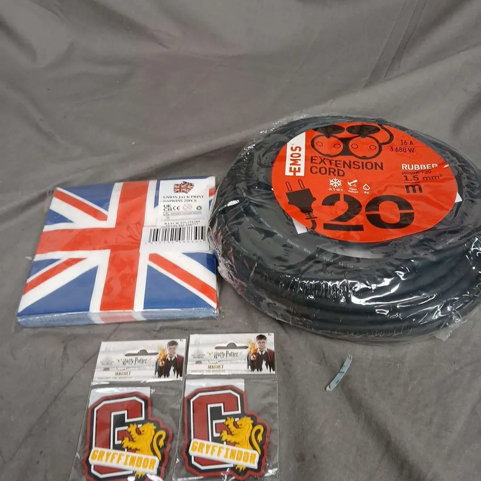 APPROXIMATELY 30 HOUSEHOLD ITEMS TO INCLUDE EXTENSION CORD, HARRY POTTER FRIDGE MAGNETS AND UNION JACK NAPKINS