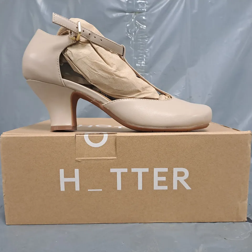 BOXED PAIR OF HOTTER HEELED SHOES IN SOFT BEIGE SIZE UK 7