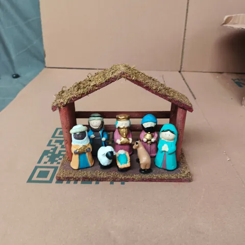 GISELA GRAHAM LONDON - NATIVITY SCENE CHRISTMAS DECOR – WOODEN STABLE WITH HAND-PAINTED FIGURES, BOX OF 3