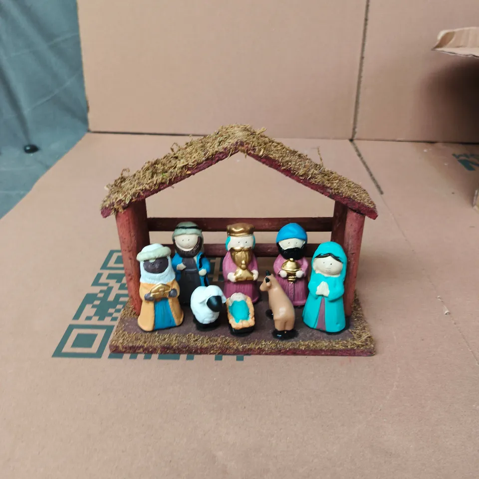 GISELA GRAHAM LONDON - NATIVITY SCENE CHRISTMAS DECOR – WOODEN STABLE WITH HAND-PAINTED FIGURES, BOX OF 3