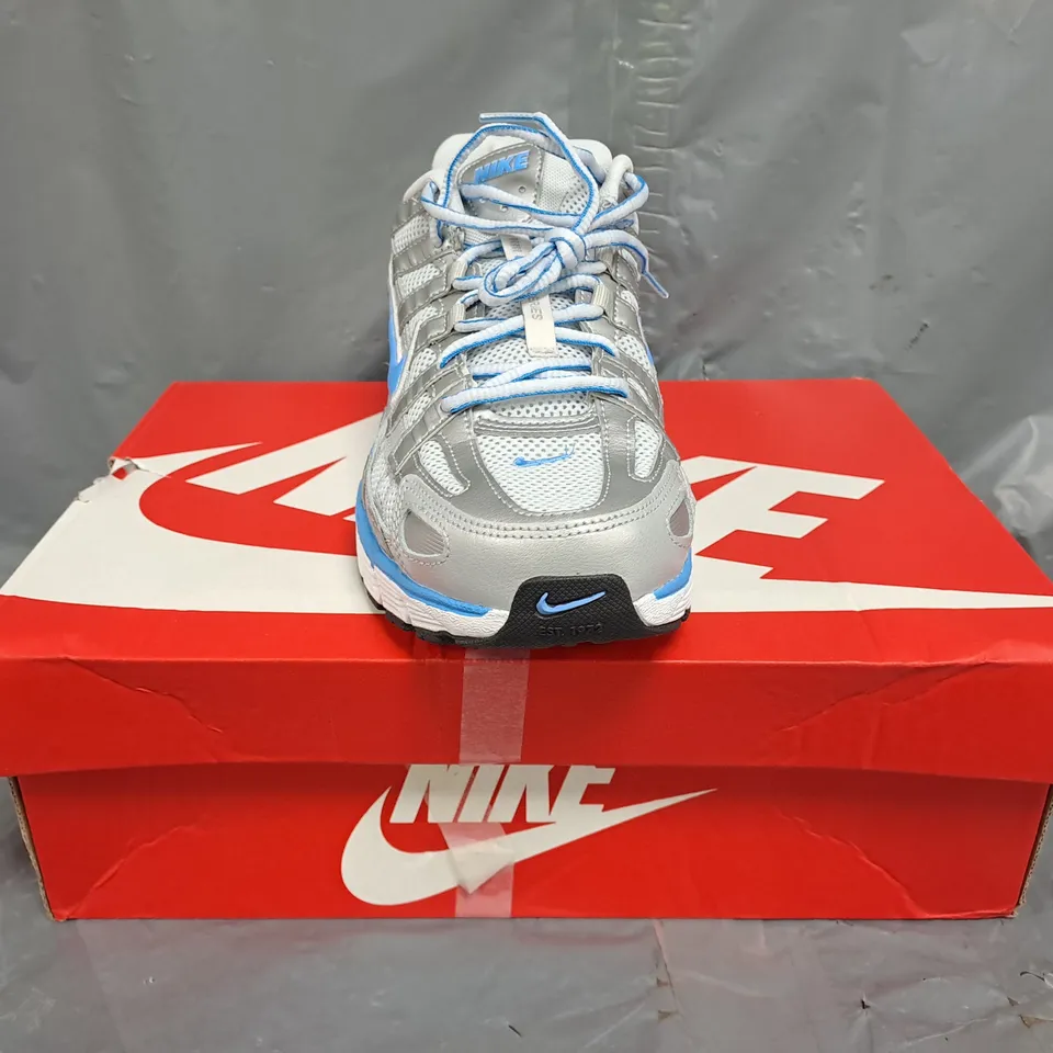 BOXED PAIR OF NIKE P-6000 SHOES IN METALLIC SILVER/BLUE SIZE 8.5