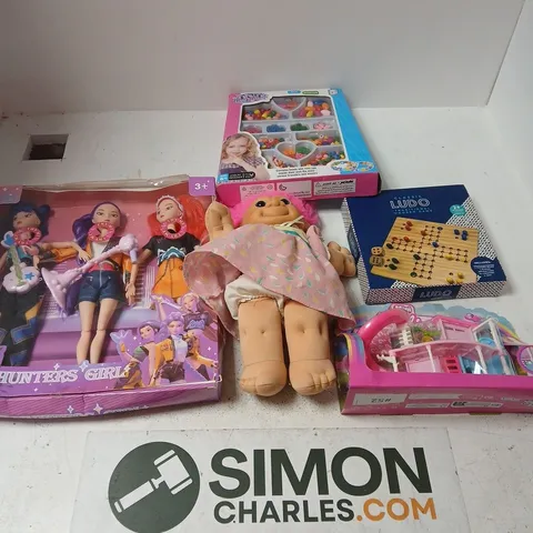 APPROXIMATELY 20 ASSORTED TOYS, GAMES, GIFTS AND NOVELTIES TO INCLUDE HUNTERS GIRL SET, CLASSIC LUDO, MINI BARBIE LAND, ETC - COLLECTION ONLY