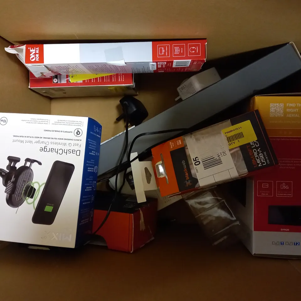 LOT OF APPROXIMATELY 12 ASSORTED ELECTRICAL ITEMS, TO INCLUDE RADIO, POWER BANK, MOUSE, ETC