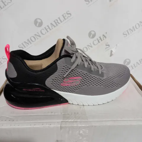 SKECHERS SIZE 6 SKECH BREEZE BUNGEE TRAINER GREY/BLACK