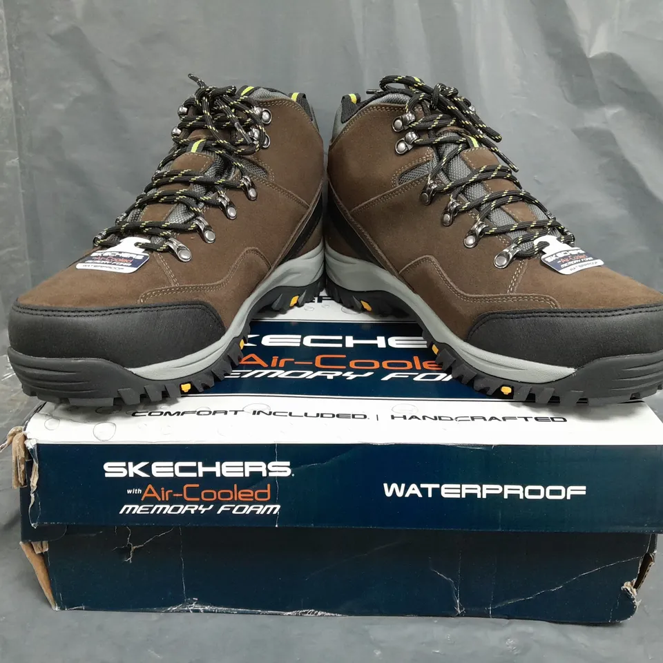 BOXED PAIR OF SKECHERS MEN'S WATERPROOF ANKLE BOOTS IN BROWN SIZE UK 10