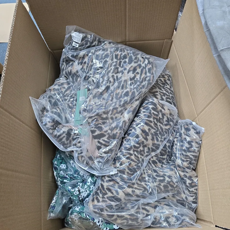 BOX OF APPROXIMATELY 15 ASSORTED CLOTHING ITEMS TO INCLUDE TAMSY DRESS, TAMSY GREY COAT ETC