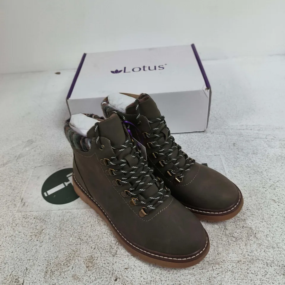 UK7 LOTUS MYRTLE KHAKI HIKING BOOTS (EU41)