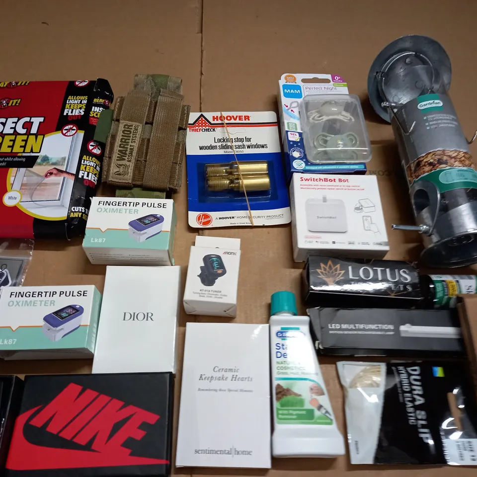 LOT OF ASSORTED HOUSEHOLD ITEMS TO INCLUDE BIRD FEEDER, FINGERTIP PULSE OXIMETER AND DIOR CARD HOLDER