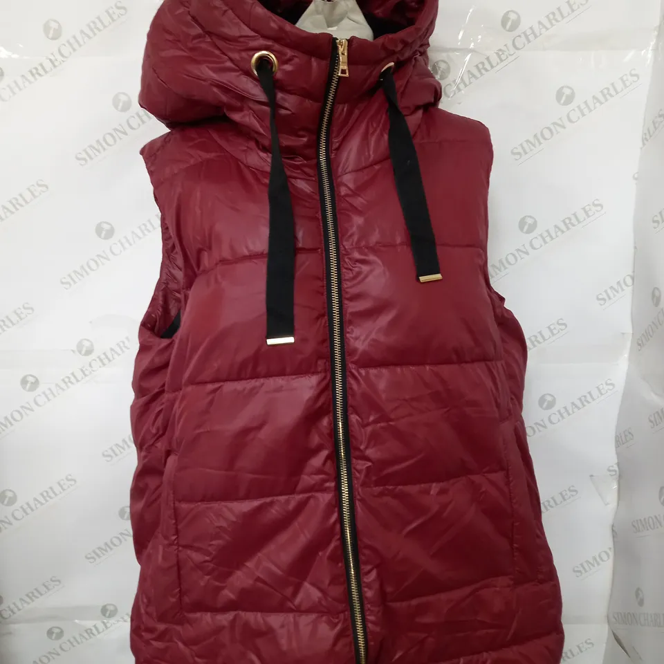 BOX OF APPROXIMATELY 15 ASSORTED CLOTHING ITEMS TO INCLUDE BODY WARMER, TOPS, JUMPERS ETC