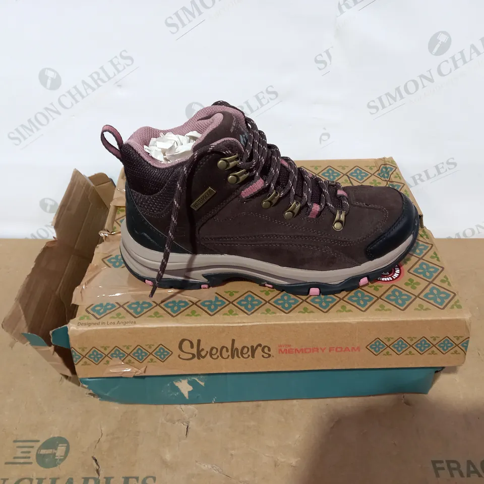 BOXED PAIR OF SKECHERS BOOTS- SIZE 5