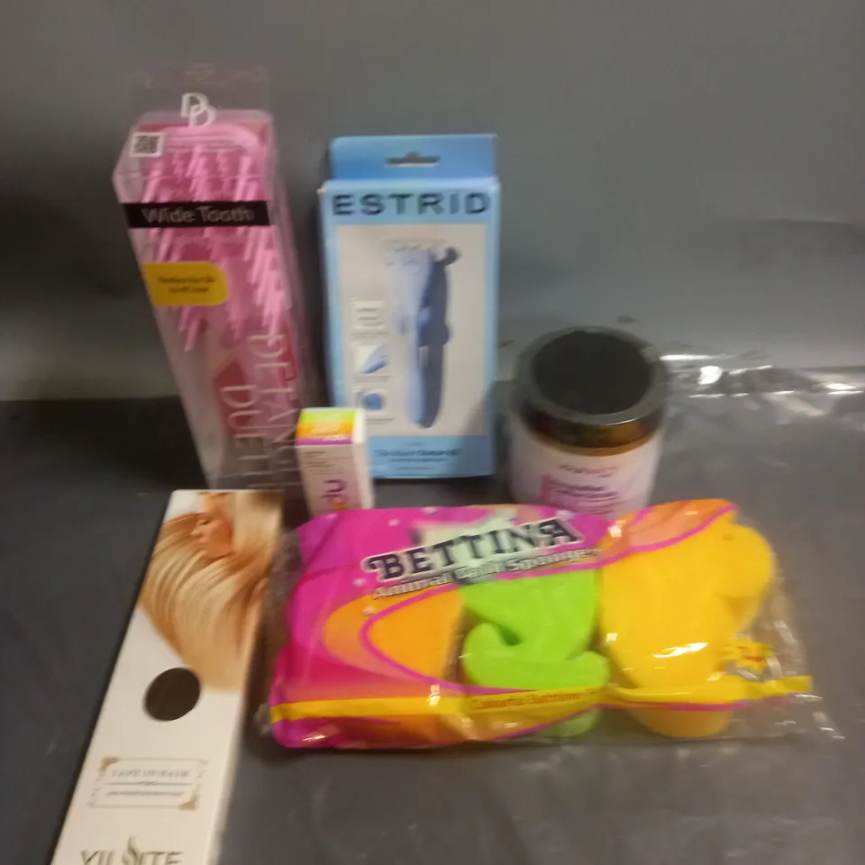 APPROXIMATELY 20 ASSORTED COSMETIC PRODUCTS TO INCLUDE ESTRID RAZOR, BETTINA BATH SPONGES AND A DETANGLING BRUSH