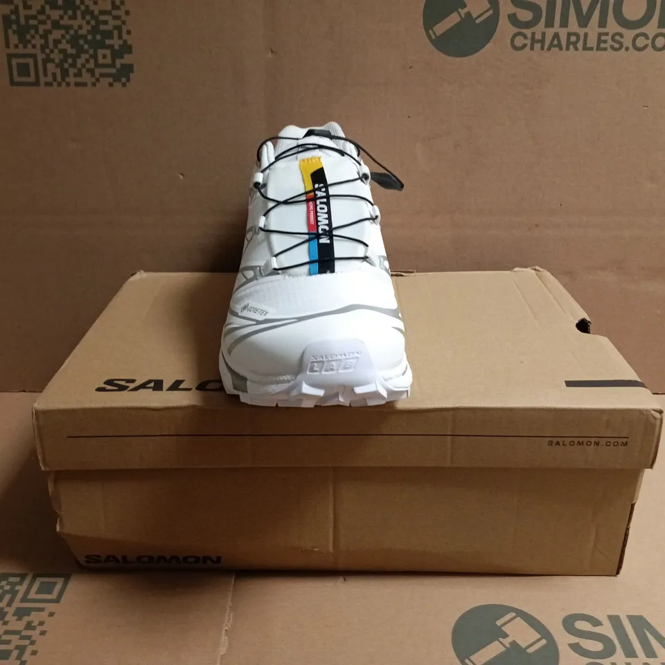 BOXED PAIR OF SALOMON XT-6 GTX TRAINERS IN WHITE/SILVER SIZE UK 11.5