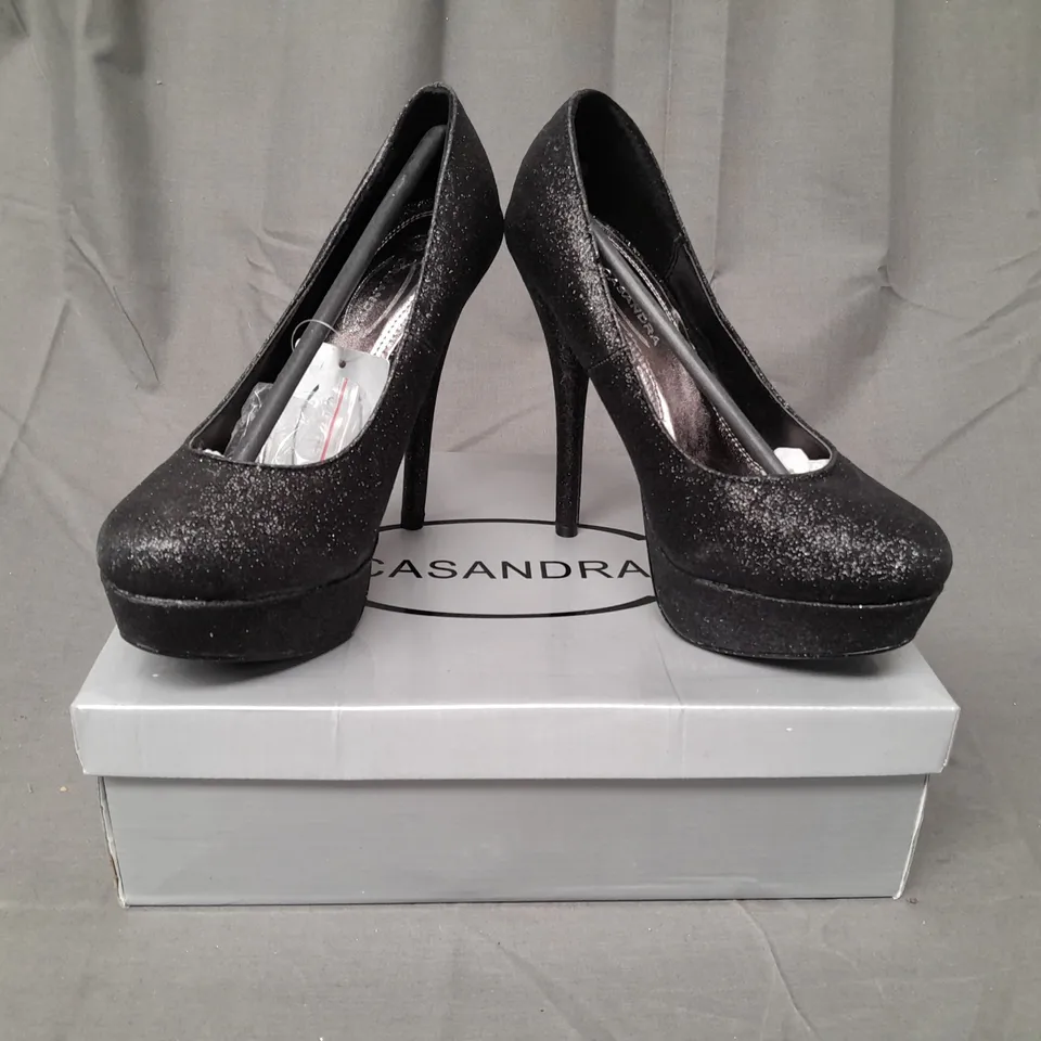 BOX OF APPROXIMATELY 10 PAIRS OF CASANDRA CLOSED TOE HIGH HEEL SHOES IN BLACK W. GLITTER EFFECT - VARIOUS SIZES