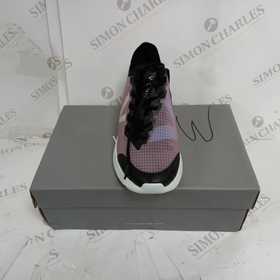 VIONIC CELESTE TRAINER IN BLACK SIZE 5.5