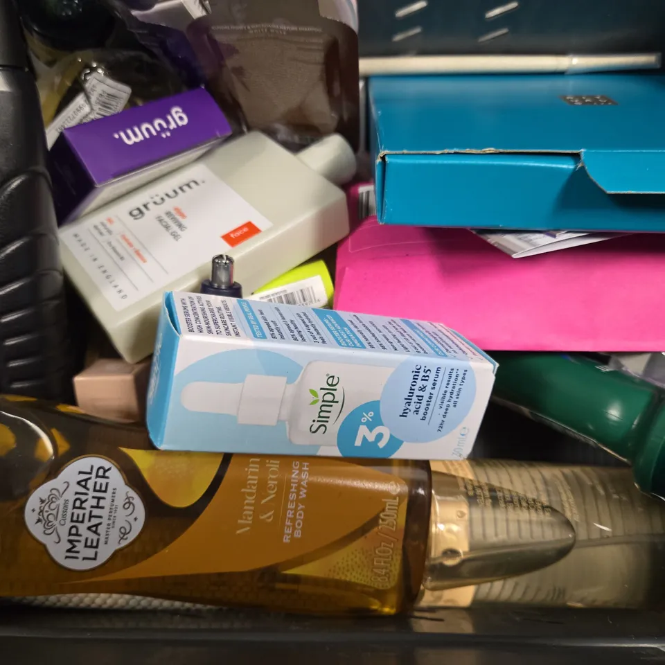 APPROXIMATELY 18 ASSORTED HEALTH & BEAUTY ITEMS TO INCLUDE - BYE BYE BRUSH , SIMPLE CLEANSING SHAMPOO , RADOX SHOWER GEL ETC