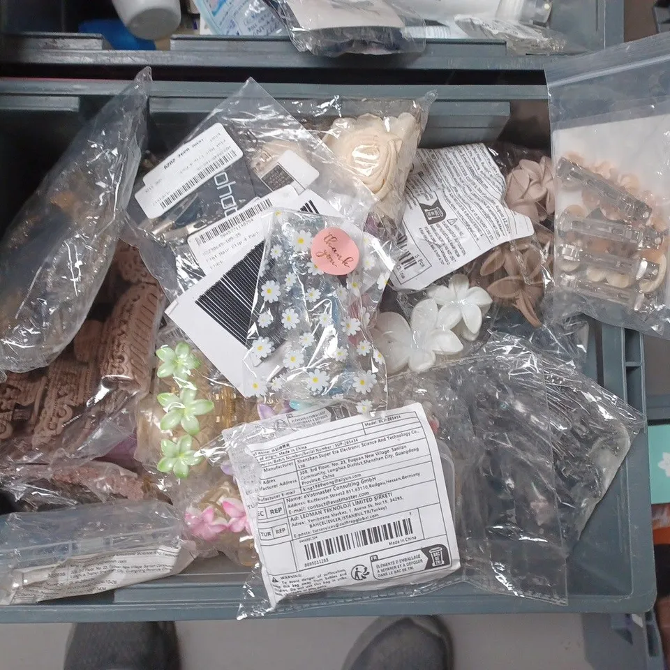 APPROXIMATELY 20 ASSORTED HAIR CLIPS VARIOUS COLOURS, SIZES AND STYLES