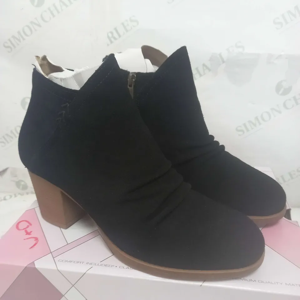 BOXED PAIR OF SKECHERS WATER RESISTANT CITY BOOTS IN BLACK SIZE 4.5